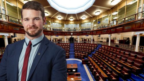 Deputy Ó Laoighaire and Dáil chamber in background